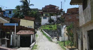Bild eines Straßenzugs in Mãe Luiza