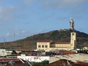 Kirche und Hügel von Santa Cruz mit der "Heiligen Rita"
