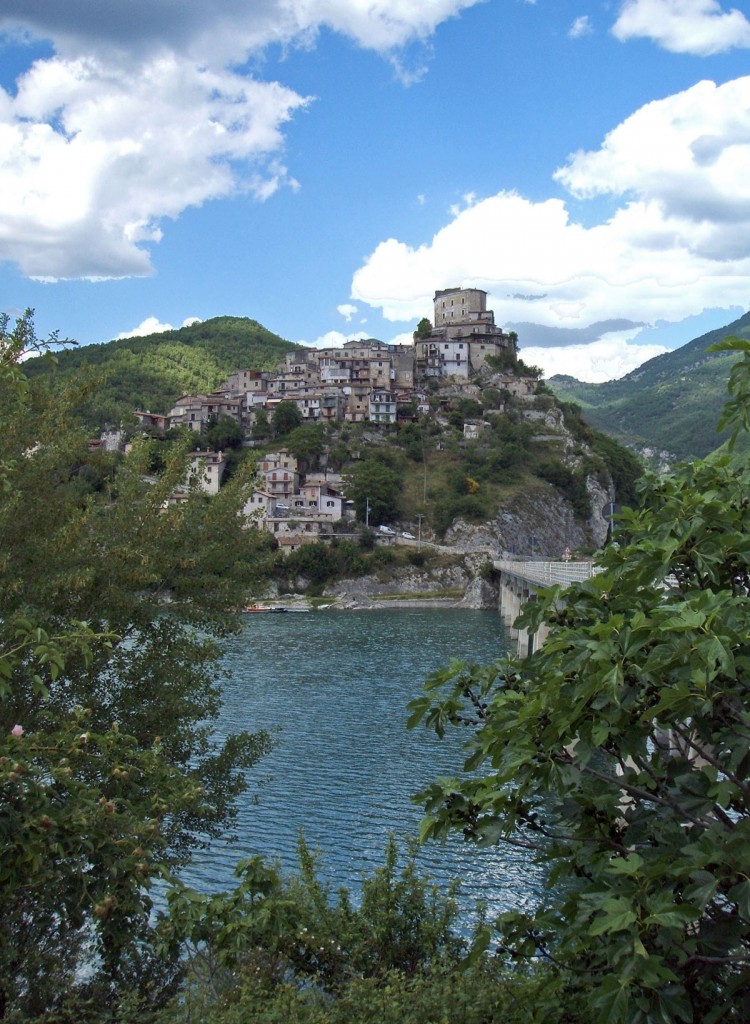 Ansicht Castel di Tora aus Wikipedia (cc-Lizenz)