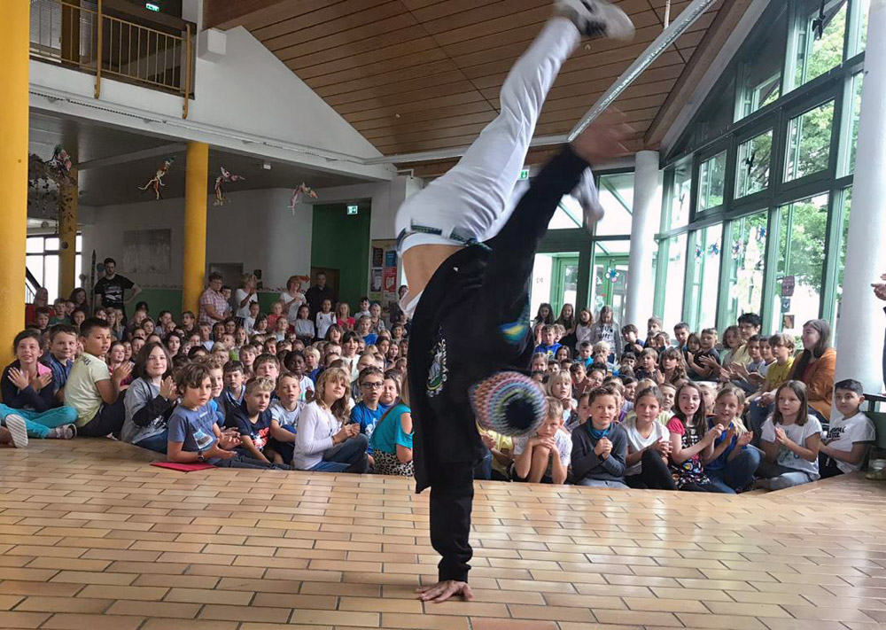 Bgm.-Prandl-Grundschule: Capoeira-Vorführung von Cipó © I. Watzlawek / FrKr ML