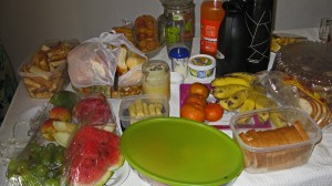 Gastfreundschaft in Brasilien: Bei Besuch immer genug zu essen; selbst wenn man es sich kaum leisten kann. © Anneliese / FrKr ML Früchtebuffet