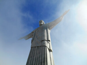 Die Christusstatue steht oft im Nebel – dient es der Mystik oder ist es Gnade, damit er die Armut nicht mitansehen muss? © Gisela / FrKr ML Christusstatue in Rio