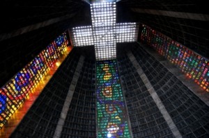 Ziemlich typisch für die großen, neueren Kirchen in Brasilien: betonlastig, Spiel mit dem Licht und ganz anders als die harte soziale Realität außerhalb © tokamuwi / pixelio.de Catedral Metropoliana in Rio de Janeiro