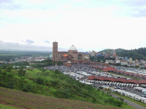 Maria wird in Brasilien sehr verehrt, Kitsch-Anfälle sind selbstverständlich. © Neospo (Wikipedia, CC-Lizenz) Blick auf den Wallfahrtsort Aparecida