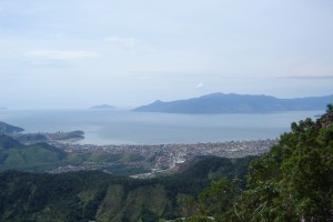 © Hector Carvalho (wikipedia – CC-Lizenz) Bucht von Caraguatuba