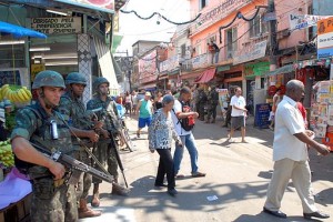 Bewaffneter Kampf gegen das Elend © Wilson Dias/ABr (wikipedia CC-Liz.) Soldaten im Armenviertel Complexo do alemao