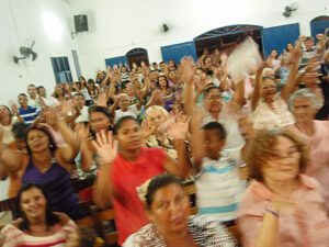 So lebendig ist Kirche in Brasilien... Bild bei einem Gottesdienst in Mãe Luiza
