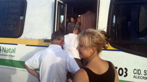Bild vom Einstieg in einen brasilianischen Bus