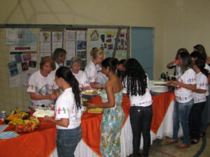 © Joachim / FrKr ML Bild vom Buffet in der Turnhalle des Casa Crescer