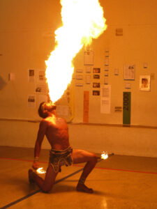© Joachim / FrKr ML Bild von einem Feuerspeier bei der Capoeira-Show