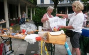 Waren- und Erfahrungsaustausch beim Flohmarkt