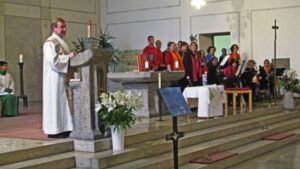 Führte durch den Gottesdienst: Pfarrer Josef Kirchensteiner mit musikalischer Begleitung durch die Gospelgruppe "Regenbogen"