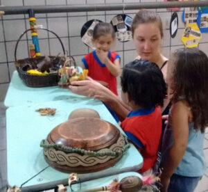 Barbara mit Kindern im Kindergaren Espaco Livre