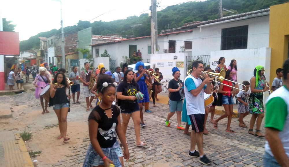 Die Musikschüler auf dem WEg durch das Viertel © Centro Sozio
